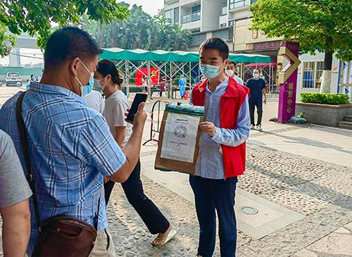 使命在肩，，，，，，同心抗疫——集团两名新党员加入防疫自愿者事情